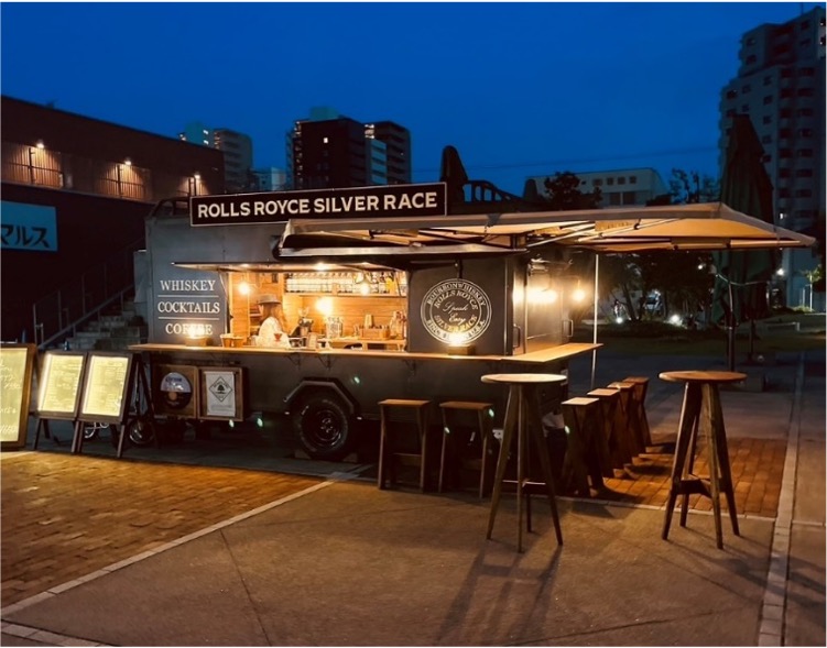 BT-400 のオーナーでもある ロールスロイスシルバーレイス様にご協力頂き キャンプ場内にbar をオープンします。 発電機は使わないので静かに楽しめます。 ムーディーな音楽と共に楽しい夜をお過ごしください。